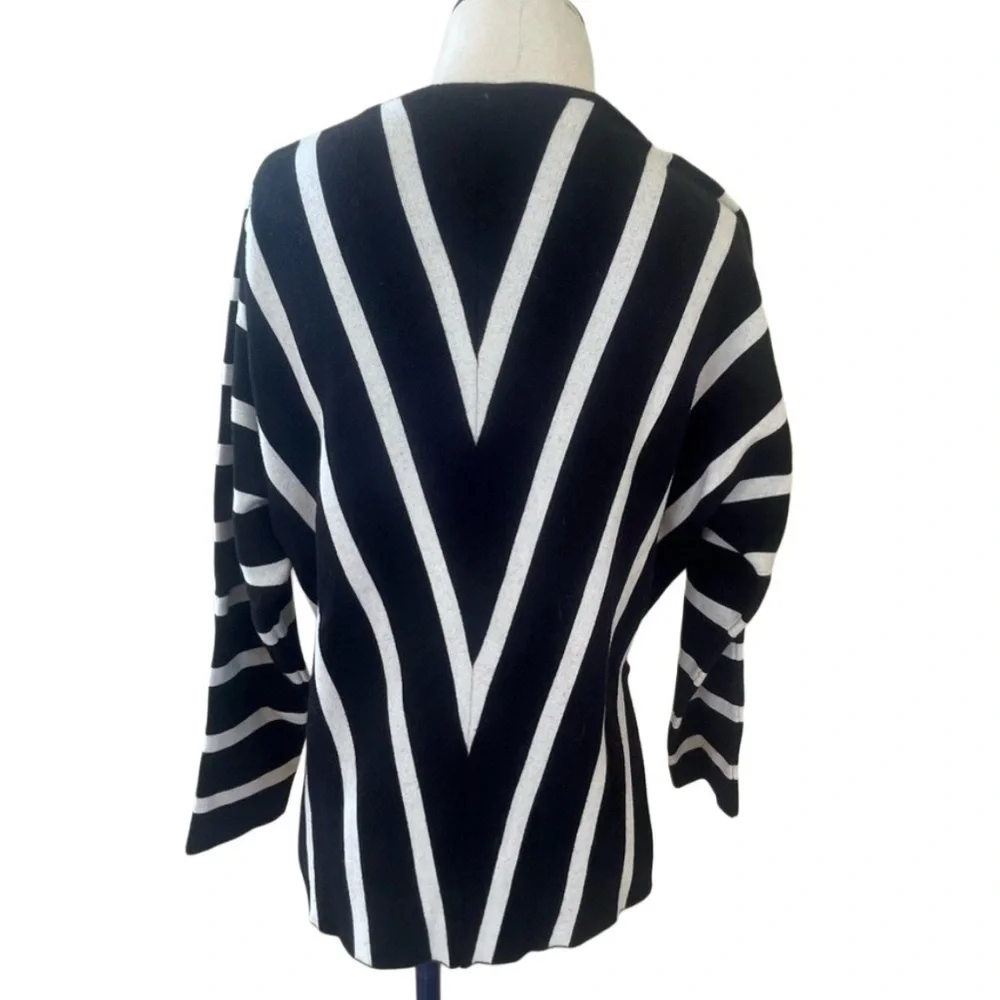 Anthropologie Moth Striped V neck sweater black & white knit geometric soft top